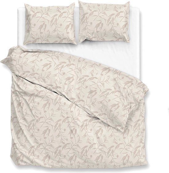 Een wit bed met een lichtbeige dekbedovertrek en twee kussenslopen, allen met een grijs gebladerte patroon.
