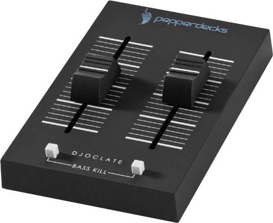 Zwart dj-mengpaneel met twee verticale faders en 'bass kill'-knoppen. Schuin van voren gefotografeerd.