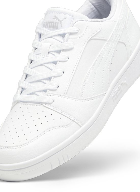 Vooraanzicht van een witte Puma sneaker met het logo op de tong.