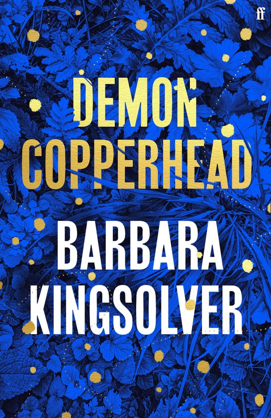 Boek "Demon Copperhead" van Barbara Kingsolver, met een donkerblauwe achtergrond van bladeren en gouden spikkels.