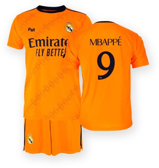 Oranje Real Madrid voetbaltenue, shirt met 'Mbappé 9' op de rug en broekje.