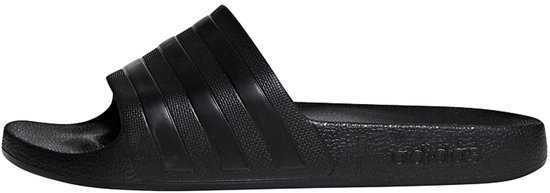 Zwarte Adilette Aqua slipper met drie strepen op de band en logo.