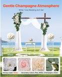Bruiloft boog set met witte bloemen, champagne rozen, groen en witte draperie, met twee vierkante bloemstukken op zuilen.