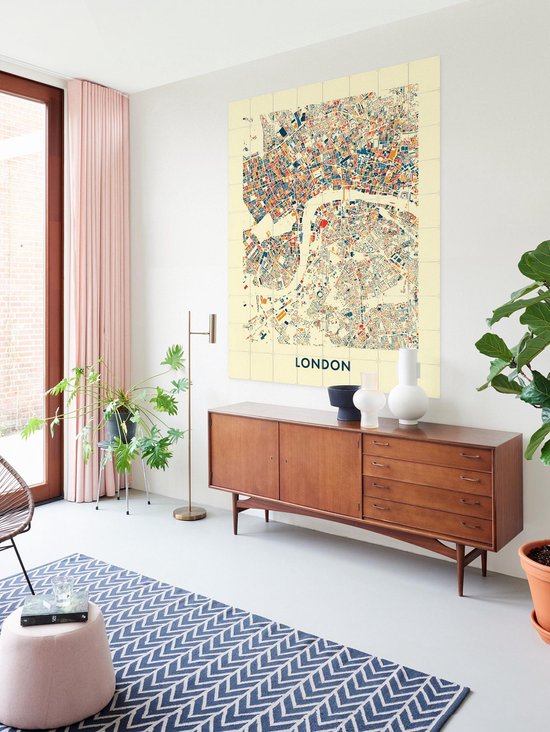 Une carte colorée de Londres avec des rues rouges, bleues et oranges sur fond jaune clair.