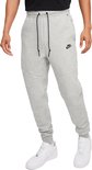 Man in een grijze Nike joggingbroek met zwarte trekkoorden en Nike logo.