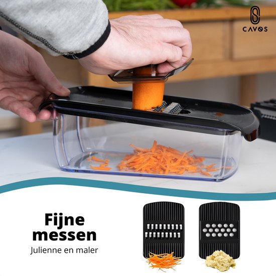 Cavos mandoline snijdt wortel in fijne julienne reepjes in de transparante opvangbak.