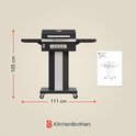 Zwarte staande BBQ van KitchenBrothers, hoogte 105 cm, breedte 111 cm, met instructies.