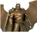 Close-up van gouden Batman-actiefiguur met vleermuisvleugels en jetpack.