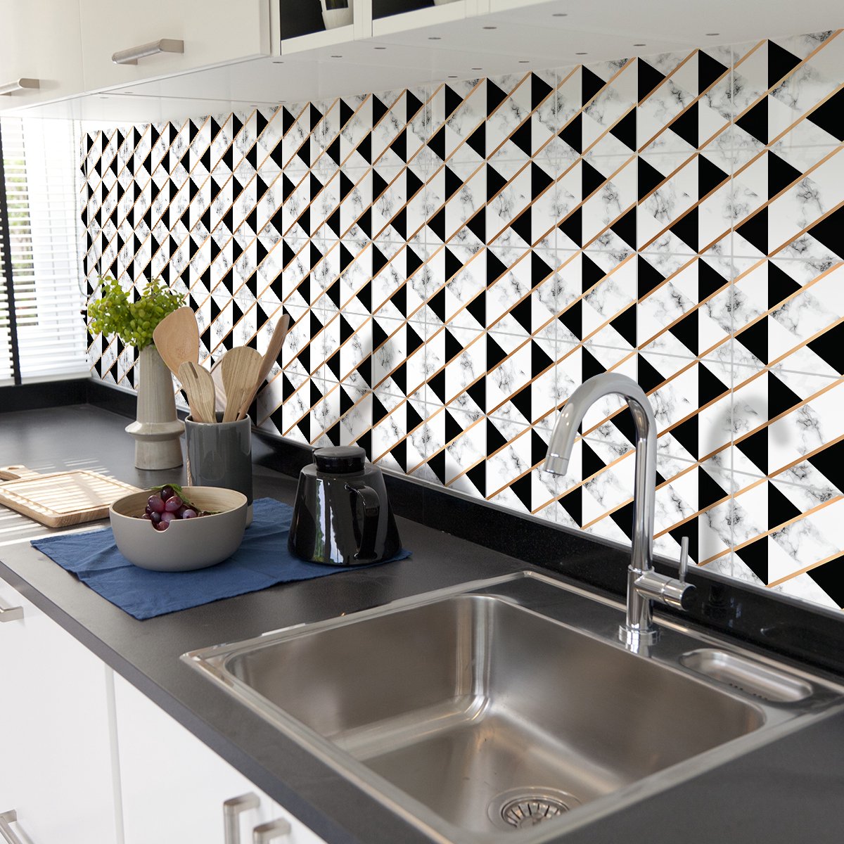 Ambiance Sticker Zelfklevende tegelmuurstickers voor keuken en badkamer - 24 zwart-witte cementtegelstickers met marmerlook en gouden accenten - 24 stickers, 10x10 cm Multi color