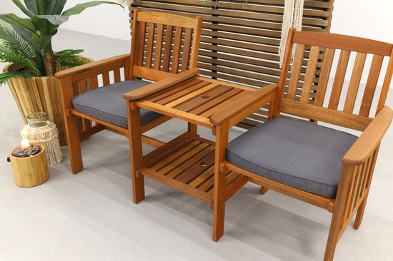 Deze houten double seat is leuk als tuincadeau idee