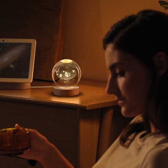 3D Kristallen Bal Zonnenstelsel - Nachtlampje - LED Glas Licht Hologram lamp met Massief Houten Basis - Nachtlamp - Cadeau idee - Verlichting - USB aansluiting - Woondecoratie van Mokes. — afbeelding 5