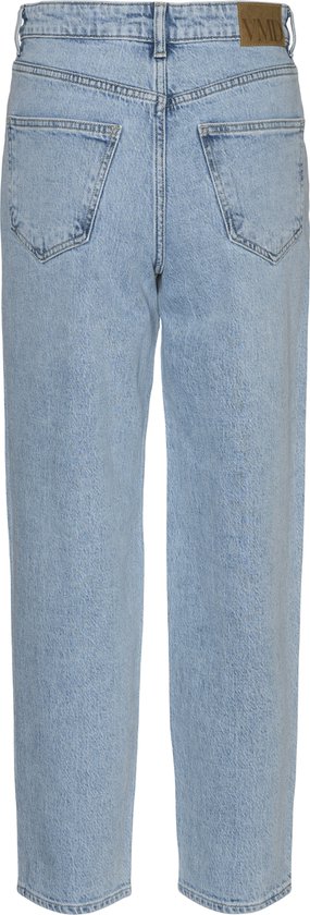 Lichtblauwe jeans met een hoge taille en een losse pasvorm. De achterkant van de jeans heeft twee zakken en een bruin lederen label met VMD.