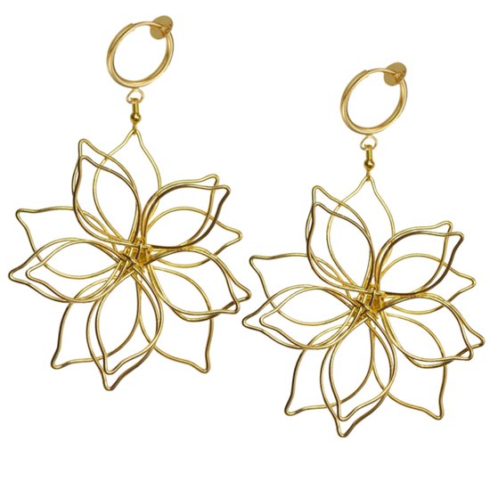 Gouden, draadvormige oorhangers in de vorm van een grote bloem met meerdere blaadjes.