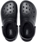 Paar zwarte Crocs clogs met vachtvoering, van bovenaf gezien.