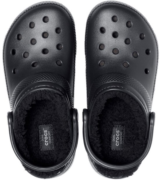 Paar zwarte Crocs clogs met vachtvoering, van bovenaf gezien.