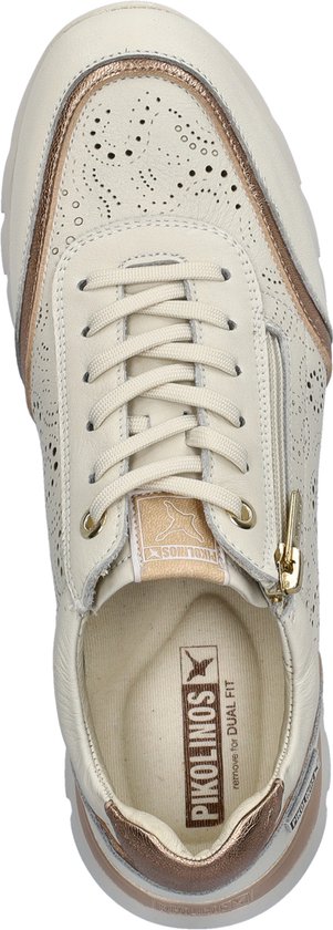 Dessus de basket Pikolinos en cuir écru avec passepoil cuivre, perforations et fermeture éclair.