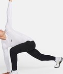 Man met witte lange mouwen shirt en zwarte sportbroek in een dynamische pose.