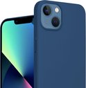 Close-up van het donkerblauwe hoesje van de iPhone 13 mini, met focus op de cameralens.