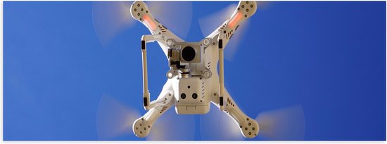 Poster (Mat) - Onderaanzicht van Vliegende Drone onder Blauwe Lucht - 60x20 cm Foto op Posterpapier met een Matte look