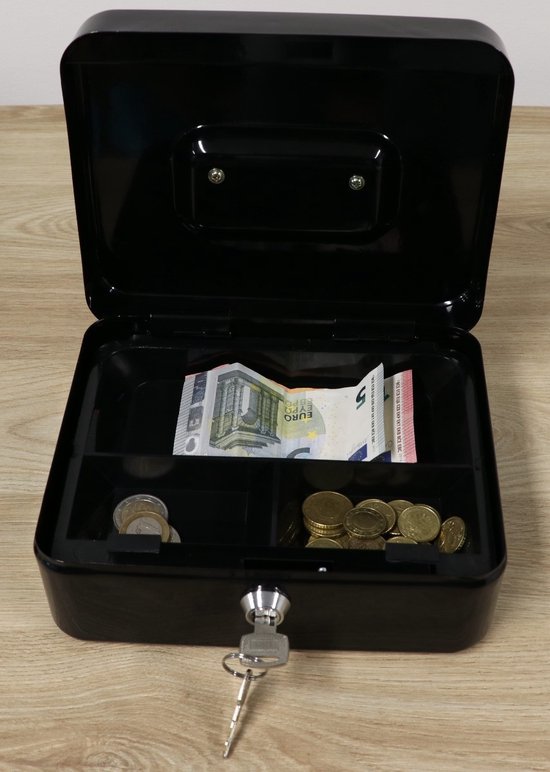 Open zwart geldkistje met eurobiljetten en munten, op een houten ondergrond.