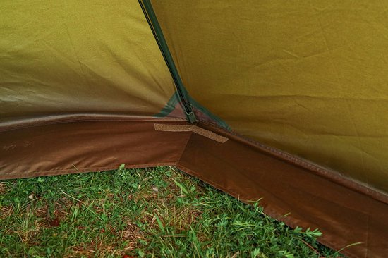 Binnenkant van de groene Easy Brolly visdobbel, detail van de bodemrand met klittenband.