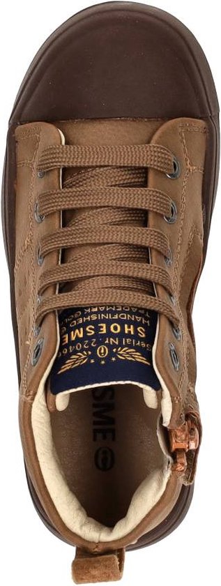 Bovenaanzicht van bruine leren hoge sneakers met veter- en ritssluiting. Label met 'Shoesme Vintage'.