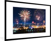 Photo en cadre - Feu d'artifice au dessus des maisons cadre photo noir avec passe-partout blanc 60x90 90x60 cm - Affiche sous cadre (Décoration murale salon / chambre)