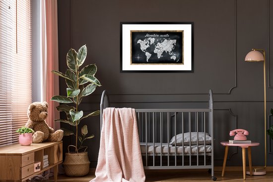 Carte du monde Witte avec des rayures sur un tableau noir et la citation Aventure vous attend 90x60 cm