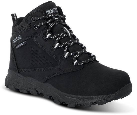 Zwarte wandelschoen van voren met witte en grijze veters, 'WATERPROOF'-logo.