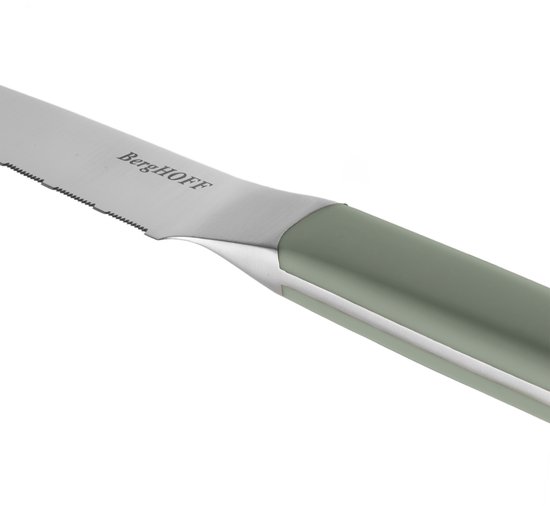Gedetailleerde kijk op het zilverkleurige lemmet en het khaki handvat van een BergHOFF utility knife.