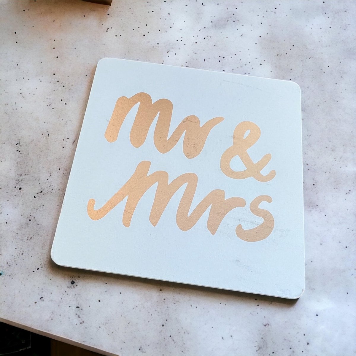 Dailygoods - Dailygoody - Onderzetters - Houten onderzetters - Stijlvol en praktisch - Wit met gouden opdruk - Perfect voor tafeldecoratie - Geschikt voor huwelijk...