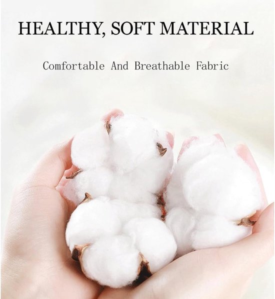Handen houden drie pluizenbollen van witte katoen vast. Tekst: 'HEALTHY, SOFT MATERIAL. Comfortable And Breathable Fabric'.
