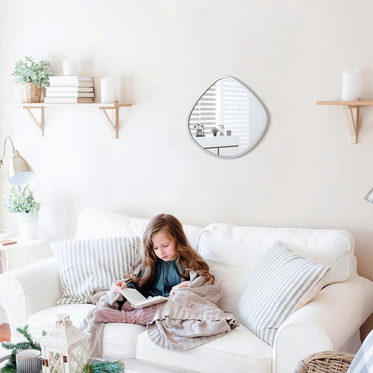 Kleine asymmetrische wandspiegel met houten lijst, decoratieve spiegel voor slaapkamer, woonkamer en entree