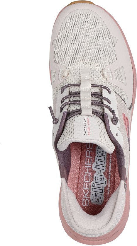 Bovenaanzicht van een lichtbruine Skechers instapper met roze accenten en 'Slip-ins' logo.