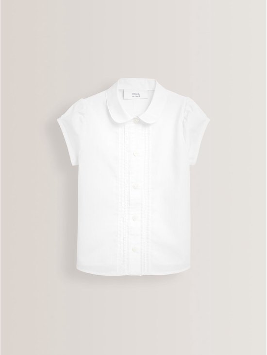 Witte blouse met korte pofmouwen, kraagje en knoopjes.