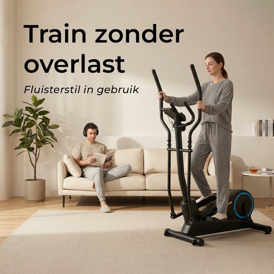 Een vrouw traint op een zwarte crosstrainer in een woonkamer, terwijl een man op de bank leest.
