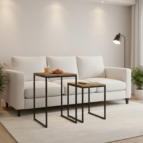 Set van twee vierkante bijzettafels met houten blad en zwart metalen frame, bij een witte bank.