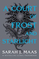 Couverture de livre avec lettrage bleu : A COURT OF FROST AND STARLIGHT. Au centre, une fleur/étoile ornementale noire avec des feuilles. En dessous, le nom SARAH J. MAAS.