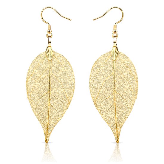 Pendentifs dorés aux détails ajourés en forme de feuille.