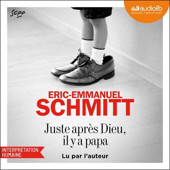 Un enfant porte une chaussure en cuir trop grande avec des lacets.