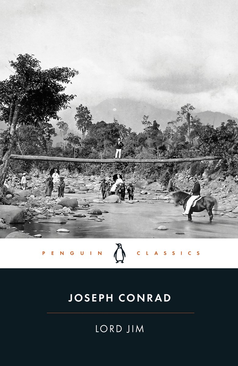 Boekcover van Lord Jim door Joseph Conrad. Zwart-wit foto van een groep mensen die een rivier oversteken via een brug van boomstammen, met een man te paard.