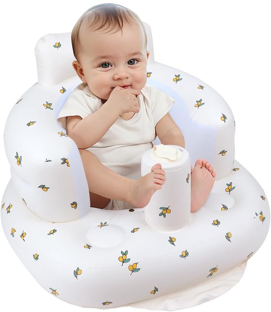 Baby zit in witte opblaasbare stoel met citroenprint. Stoel heeft bekerhouder.