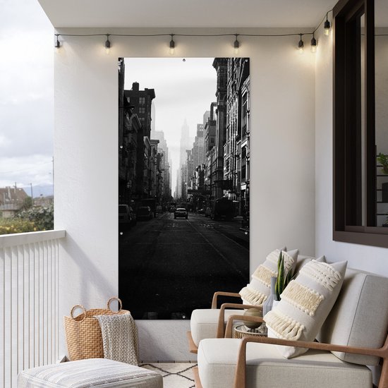 Affiche de clôture Une voiture roule dans une rue calme de New York en noir et blanc - 100x200 cm - Toile jardin