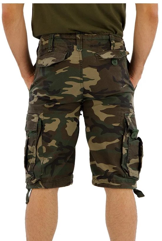 Man met camouflage cargo shorts, zichtbaar van achteren. De shorts hebben meerdere zakken en koordjes bij de broekspijpen.