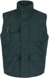 Donkergroene bodywarmer met hoge kraag, vier zakken en ritsen.