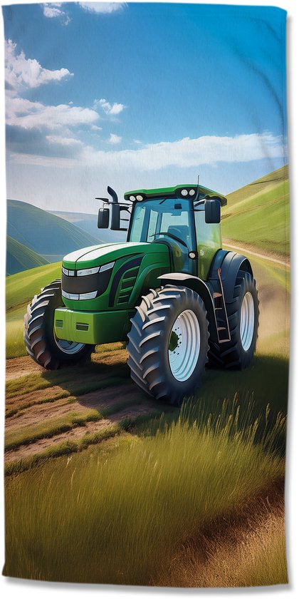 Groene tractor met grote wielen, rijdend op een veldweg door groene heuvels.