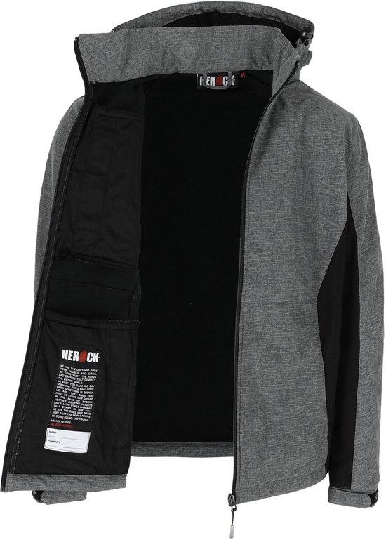 Grijze softshell jas, open aan de voorkant, met zwarte voering en binnenzakken. Bevat een label met informatie.