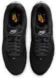 Bovenkant van zwarte Nike Air Max 90 sneakers met witte Nike Air logo's op de tong.