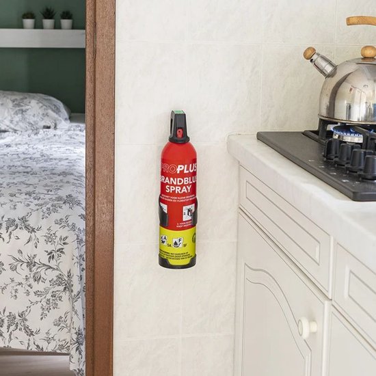 Rode brandblusser spray, hangend aan een witte tegelwand in een keuken.