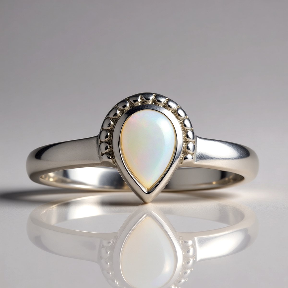 Cavill - Peervormige Witte Opaal Ring 0,214 ct - Geplatineerd 925 Sterling Zilver - Elegante Cabochon Ring Dames - Tijdloos Zilveren Sieraad
